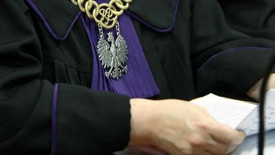 Stanie przed sądem za grożenie matce śmiercią