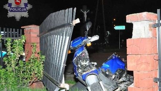 Stara Rokitnia: Wbili się skuterem w płot