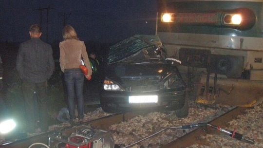 Stara Wieś: Tragiczny wypadek koło Końskowoli. Samochód wjechał pod rozpędzony pociąg (zdjęcia)