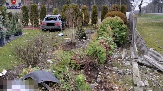 Staranował płot i wjechał do ogródka. Mistrz kierownicy chciał odwieźć dziewczynę