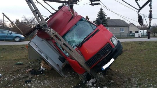 Staranował samochodem dostawczym słup energetyczny. Kierowca nie był trzeźwy