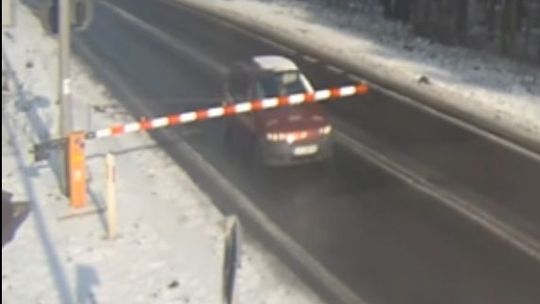 Staranował szlaban i pojechał dalej. Jak tłumaczył się policjantom? [wideo]