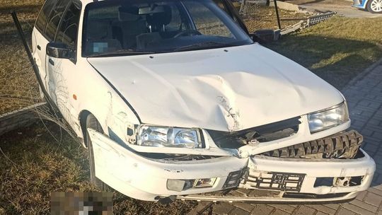 Staranowała płot, bo rozproszył ją dzwoniący telefon i "oślepiło słońce". To jednak nie wszystko