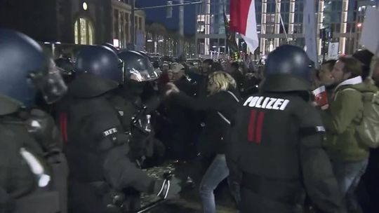 Starcia z policją w Lipsku podczas demonstracji przeciwko koronawirusowym restrykcjom