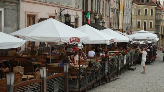 Stare Miasto: Mniej parasoli, więcej zabytków