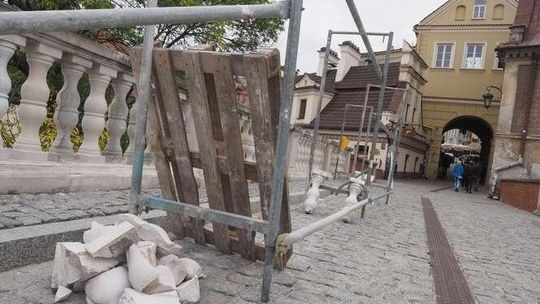 Stare Miasto. Nie tak dawno remontowali, a już pęka. Kto zapłaci z naprawę balustrady?