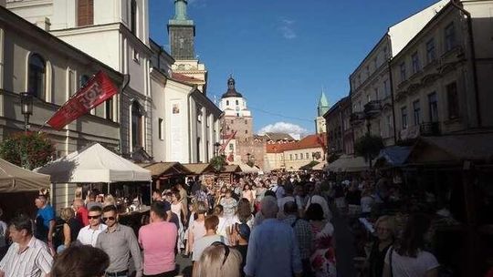 Stare Miasto pęka w szwach. Tłumy na Jarmarku Jagiellońskim