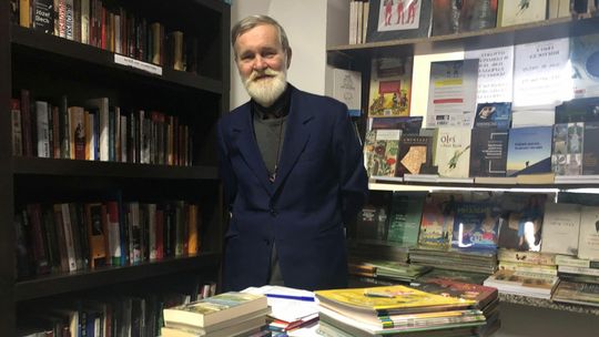 Stare Miasto wymiera. Nie ma już cukierni. Został pan Krzysztof i jego księgarnia