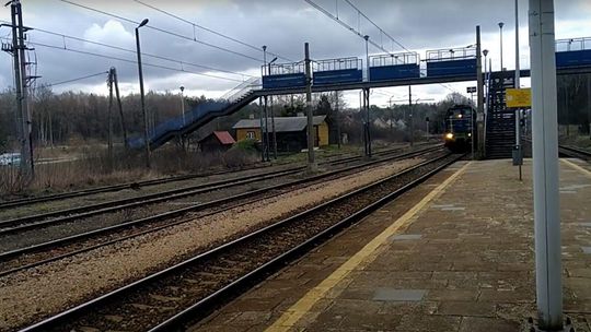 Stare płyty i schody do wymiany. Kolej remontuje kładkę nad torami przed Chełmem 