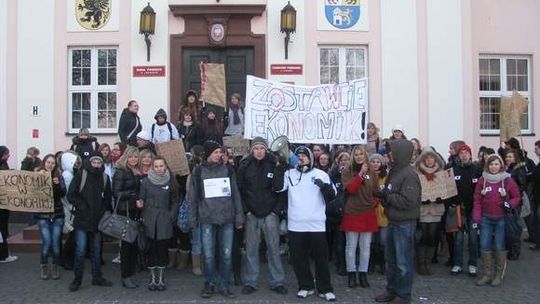 Starosta doniósł na nastolatkę, radni zrzucą się na adwokata