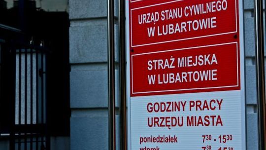 Starostwo zwalnia, ratusz zatrudnia