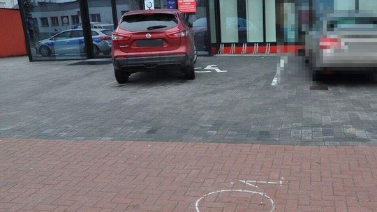 Starsza pani spokojnie szła chodnikiem. Spacer skończyła w szpitalu 