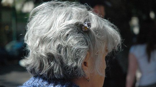 Starsza pani zauważyła, że z konta znikają pieniądze. Prawda była szokująca