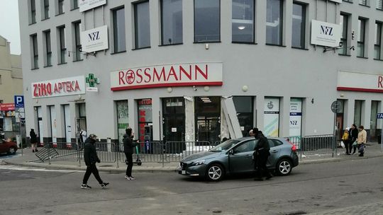 Starszy mężczyzna pomylił biegi i wjechał w budynek