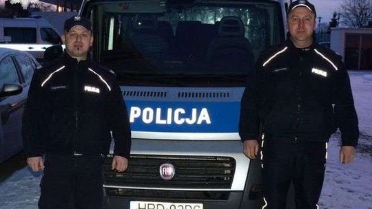 Staruszka straciła przytomność w zadymionym domu. Uratowali ją policjanci 