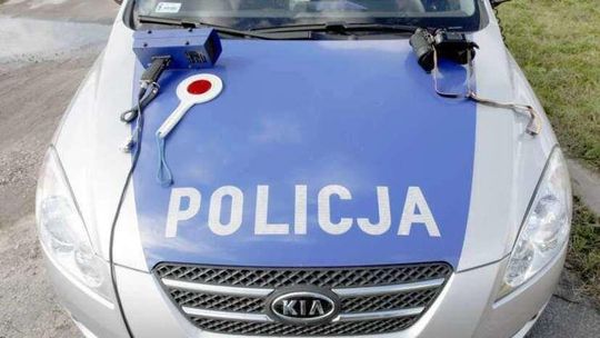 Staruszka wpadła pod samochód. Chciała dobiec do sklepu „na kółkach"