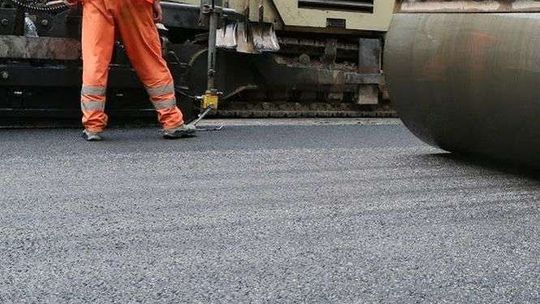 Stary asfalt z ul. Krężnickiej trafi na inne ulice