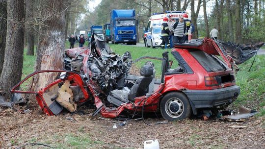 Stasinów: Samochód uderzył w drzewo i zapalił się. Kierowca zginął