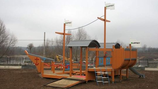 Statek zabawy na skwerze w Puławach