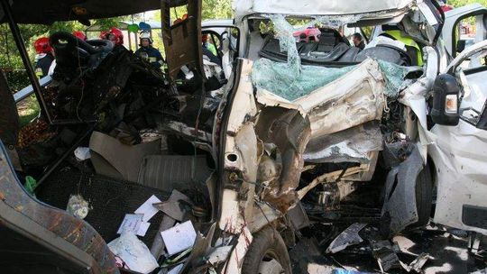 Stawek: Wypadek dwóch busów. 6 osób nie żyje, 21 jest rannych (wideo, zdjęcia)