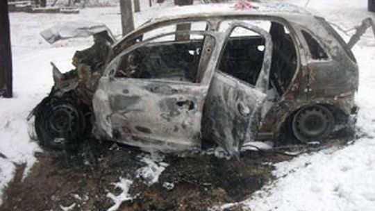 Stężyca: Kobieta jechała za szybko, samochód doszczętnie spłonął