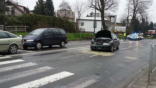 Stłuczka na al. Warszawskiej. Dwie osoby poszkodowane (zdjęcia)
