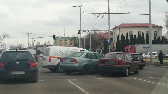 Stłuczka na skrzyżowaniu Mełgiewskiej i Grafa. Korki