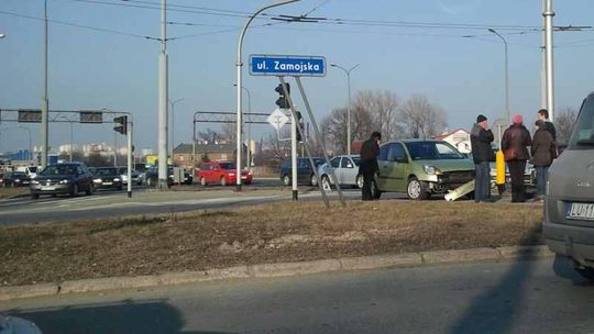 Stłuczka na skrzyżowaniu Unii Lubelskiej i Zamojskiej
