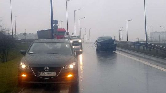 Stłuczka na zjeździe z wiaduktu Poniatowskiego. Zderzyły się dwa samochody