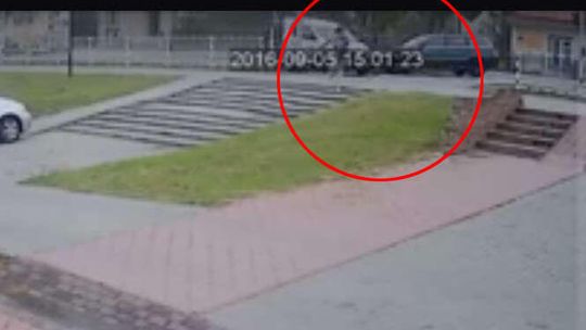 Stłuczka w Kurowie na przejściu. Piesi musieli uciekać, agresywni kierowca i pasażer (wideo)