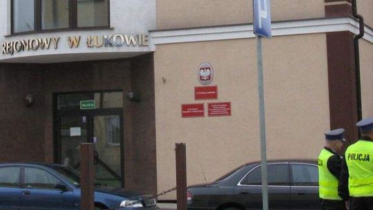 Stoczek Łukowski: Pijany ciągnął pijanego z psem i... łapówką