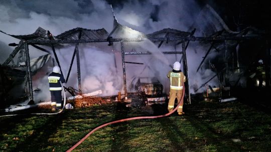 Stodoła poszła z dymem. Spaliły się też dwa samochody