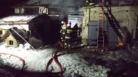 Stodoła zniszczona po pożarze. Gasiło go siedem zastępów straży