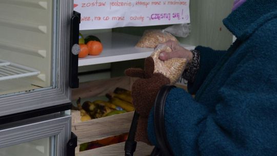 Stoją i czekają na jedzenie przy Jadłodzielni w Lublinie. „Po opłaceniu rachunków i leków zostaje 80 zł na tydzień”