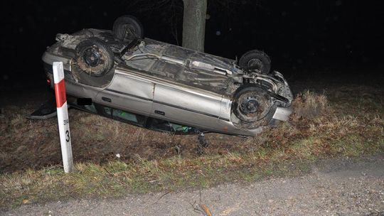 Stok: Błąd podczas wyprzedzania i dachowanie opla. 3-letnie dzieci ranne