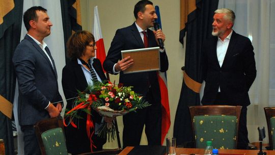 Stół i kwiaty dla odchodzącego burmistrza Nałęczowa