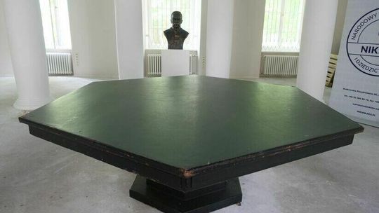 Stół marszałka Piłsudskiego zostaje w Puławach