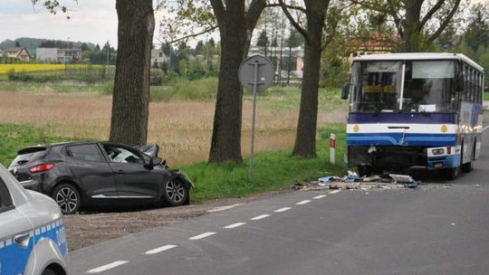 Stołpie: Samochód wjechał w autobus. 5 osób w szpitalu