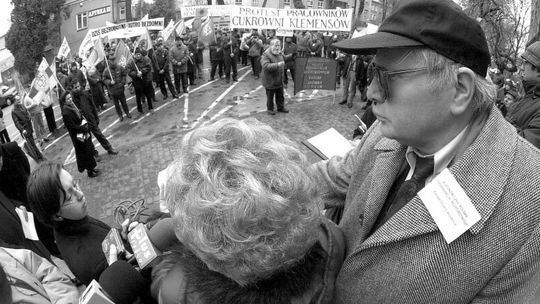 Stop brutalnym cięciom!