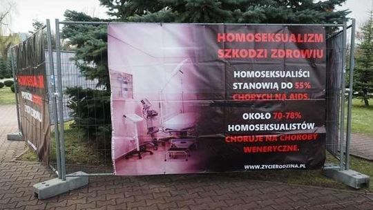 "Stop dewiacji". Wystawa stanęła przy wejściu do kościoła w Lublinie