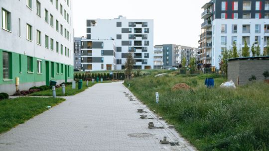 Stracą najkrótszą drogę, bo wspólnota ogradza chodnik. "Nam zostaną gumowce"