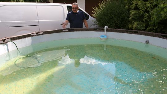 Strach nepełnić basen. Zamiast wody rdzawa ciecz. Czy nadaje się picia?