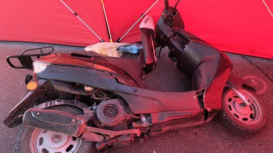 Stracił panowanie na łuku drogi. 43-letni motorowerzysta zginął