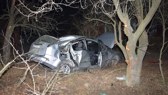 Stracił panowanie nad autem i uderzył w drzewo. Miał ponad promil alkoholu