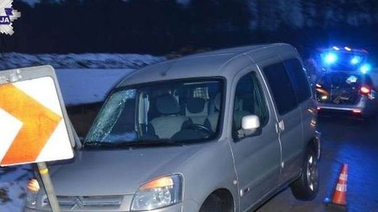 Stracił panowanie nad autem i uderzył w rowerzystę. 59-latek w szpitalu