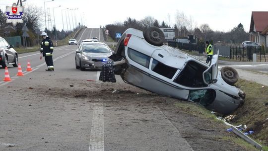 Stracił panowanie nad autem. Opel dachował w rowie