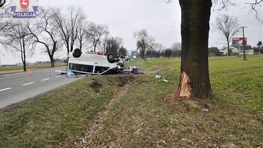 Stracił panowanie nad busem i dachował