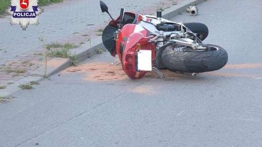 Stracił panowanie nad motocyklem i uderzył w skodę. Trafił do szpitala