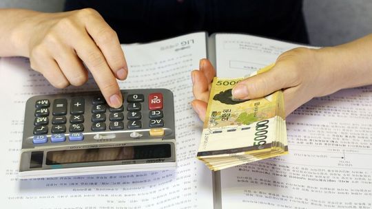 Stracił ponad 90 tysięcy złotych, inwestując w „akcje Orlenu”. Oszust podszył się pod analityka