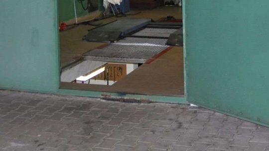 Stracił równowagę i wpadł do kanału w garażu. Mężczyzna w bardzo ciężkim stanie